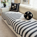 [COMPRE 2 LEVE 3] Capa de sofá moderna em chenille com estampa chevron e bordas onduladas.