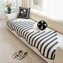 [COMPRE 2 LEVE 3] Capa de sofá moderna em chenille com estampa chevron e bordas onduladas.